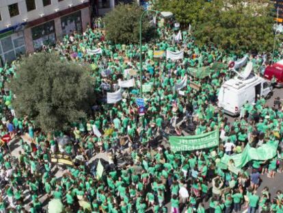 Concentraci&oacute;n de los convocantes de la huelga educativa, hoy, frente a la sede de la Consejer&iacute;a de Educaci&oacute;n en Palma de Mallorca.