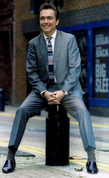 David Cassidy posa para la prensa en el exterior del Teatro Phoenix en Londres (Reino Unido), el 23 de octubre de 1995.