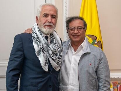 El embajador de Palestina en Colombia, Raouf Almalki, con Gustavo Petro, el 19 de octubre de 2023 en Bogotá.