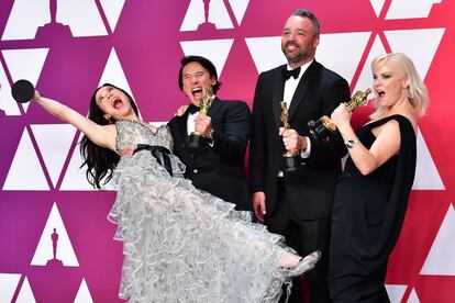 Desde la izquierda, Elizabeth Chai Vasarhelyi, Jimmy Chin, Evan Hayes y Shannon Dill celebran su Oscar por mejor documental por 'Free Solo'.