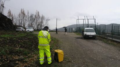 Un topógrafo contratado para la obra de la Xunta trabaja en Ponte Caldelas con coches policiales en las inmediaciones.
