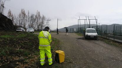 Un top&oacute;grafo contratado para la obra de la Xunta trabaja en Ponte Caldelas con coches policiales en las inmediaciones.