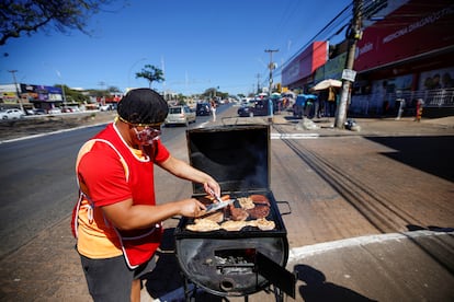 Homem vende churrasco na rua em Brasília.