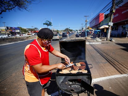 Homem vende churrasco na rua em Brasília.