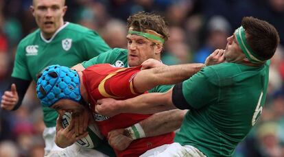 El gal&eacute;s Tipuric intenta evitar a Heaslip y Stander.