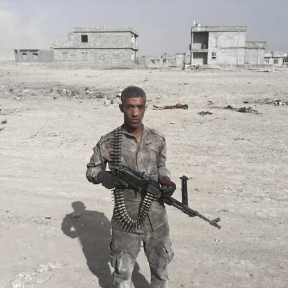 Un soldado del Ejército Iraquí posa para una foto en la población de Al-Hut, a 40 km del sur de Mosul (Irak), el 19 de octubre. Los acuerdos entre los aliados asignan al Ejército iraquí la tarea de entrar y liberar Mosul.