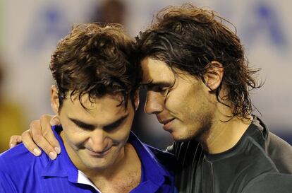 Nadal consuela a Federer tras derrotarle en la final del Open de Australia 2009.