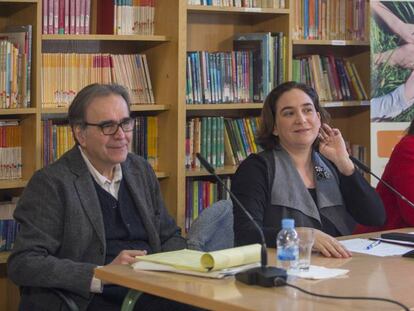 Ada Colau, al centre, a la presentaci&oacute; del pla.