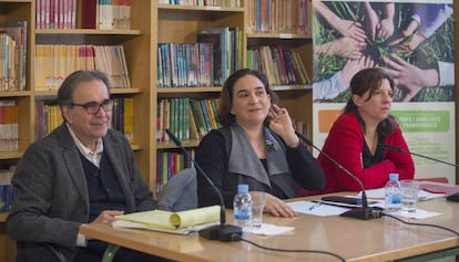 Ada Colau, al centre, a la presentació del pla.