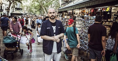 Pablo Abecasis, de 37 años, delante del quiosco donde trabaja en La Rambla. El 17 de agosto fue atropellado gravemente por Younes.  Lo recuerda todo. “La furgoneta vino directamente a mí. Me levantó por el aire. Pegué con la cabeza en el parabrisas. Creí que me moría”.