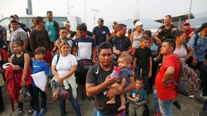 Un grupo de migrantes cubanos, en una carretera mexicana tras ser interceptado por las autoridades locales.