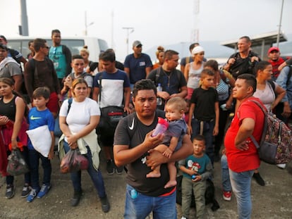 Un grupo de migrantes cubanos sobre una carretera en Huixtla, un municipio al sur de México, después de que sus autobuses fueran detenidos por las autoridades.