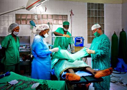 Manuel García Viejo operando en el hospital de Lunsar, en Sierra Leona. Médico, internista, ginecólogo, hombre múltiple llevaba tres lustros en este centro gestionado por los hermanos de San Juan de Dios desde hace cuatro. Es el único centro sanitario del norte. Fotografía: Alfredo Cáliz.