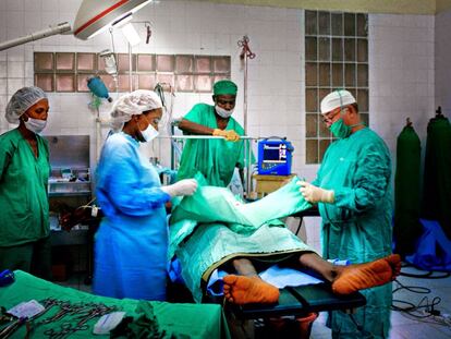 Manuel García Viejo operando en el hospital de Lunsar, en Sierra Leona. Médico, internista, ginecólogo, hombre múltiple llevaba tres lustros en este centro gestionado por los hermanos de San Juan de Dios desde hace cuatro. Es el único centro sanitario del norte. Fotografía: Alfredo Cáliz.