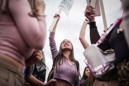 Estudiantes del SENA gritan arengas en el búnker de la Fiscalía General.