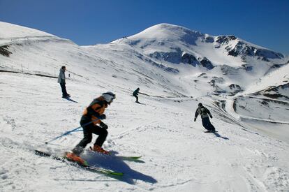 Descensos regados con RiojaEl rojo cálido del vino y el blanco de la nieve se mezclan en invierno en la estación de esquí de Valdezcaray, en la sierra de la Demanda (La Rioja), con más de 22 kilómetros esquiables y 24 pistas con diferentes dificultades. Los alrededores ofrecen actividades deportivas y de senderismo por parajes como el acebal de Valgañón, que con sus arbustos de hojas espinosas y frutos rojos regala estos días al visitante una evocadora estampa navideña. www.valdezcaray.es. 