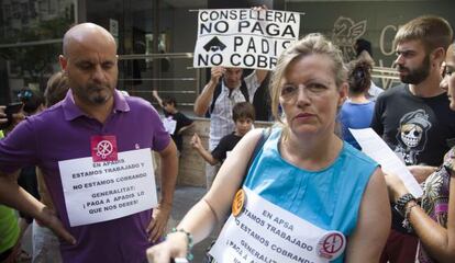 Protesta de los trabajadores que atienden a los dependientes en Alicante.