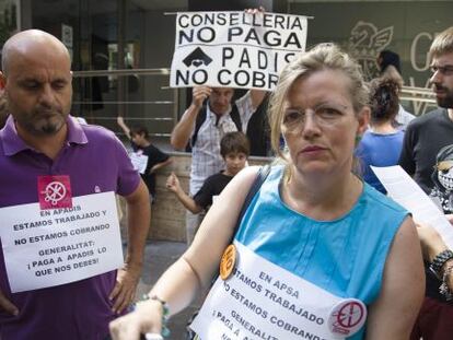 Protesta de los trabajadores que atienden a los dependientes en Alicante.