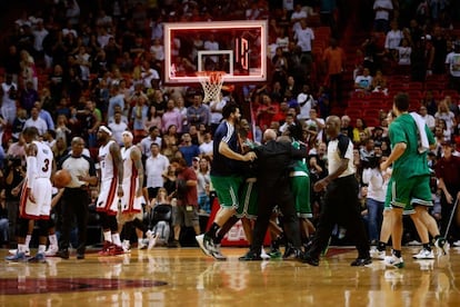 Los jugadores de los Celtics celebran la victoria.