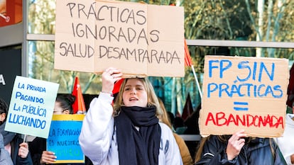 Manifestación frente a la Asamblea de Madrid de estudiantes de FP.