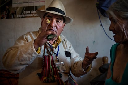 Como tratamiento el Médico Tradicional le aplica una pomada preparada en el primer vivero y laboratorio de plantas medicinales certificado por el Ministerio de Salud, situado en Villa Esteban Arce del Municipio Sica Sica, en el altiplano paceño.