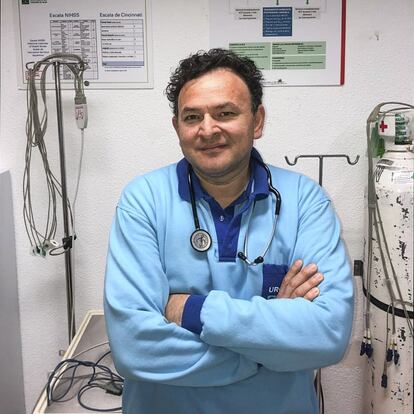 <b>Pío Rómulo (47). Médico de familia en un centro de Salud de Huelma (Jaén). </b><p>Tiene 47 años y actualmente ejerce funciones de pediatra. "Estamos viendo pacientes, haciendo consultas telefónicas, resolviendo dudas, atendiendo avisos domiciliarios en ambulancias… También hacemos guardias donde vemos diferentes patologías. Este es un punto de urgencias de atención primaria las 24 horas. Durante el estado de alarma se prioriza la atención; la recomendación es asistir solamente en determinadas patologías, sobre todo las leves". ¿Objetivo de esta recomendación? Evitar la sobreexposición al contagio.