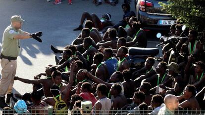Un grupo de inmigrantes subsaharianos que lograron saltar la valla de Ceuta el 26 de julio.