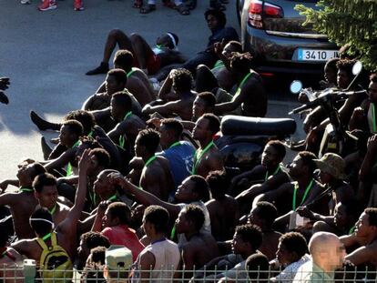 Un grupo de inmigrantes subsaharianos que lograron saltar la valla de Ceuta el 26 de julio.