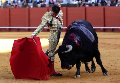 Diego Urdiales, durante la faena al primer toro de su lote.