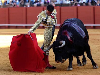 Diego Urdiales, durante la faena al primer toro de su lote.