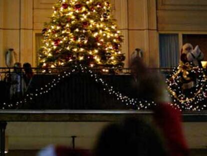 Un árbol de Navidad adorna una de las pocas calles iluminadas, en el centro de Nueva Orleans.