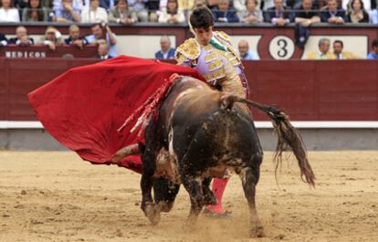 El diestro Alejandro Talavante durante la faena a su primer toro, al que ha cortado las dos orejas, durante el octavo festejo de la Feria de San Isidro.