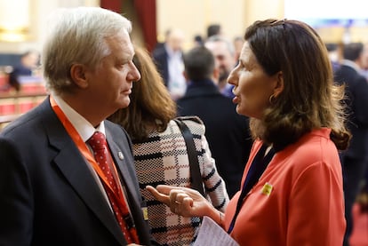 El líder de la ultraderecha chilena, José Antonio Kast, conversa con la directora de Red Política de Valores, Lola Velarde, durante la cumbre antiabortista celebrada en el Senado el 2 de diciembre.