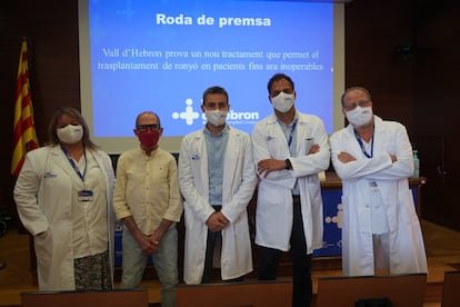 El equipo médico de Vall d'Hebron y Miguel Ángel, el primer paciente europeo en someterse al nuevo tratamiento de trasplantes de riñón.