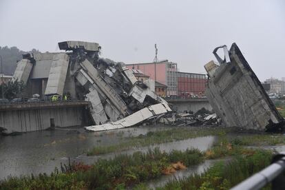 Restos derrumbados del puente Morandi.