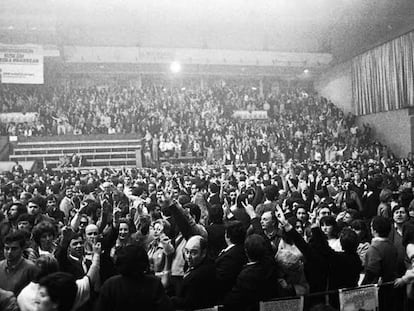 El pabellón de La Casilla de Bilbao se abarrotó hace hoy 30 años para celebrar el <i>sí</i> en el referéndum de autonomía.