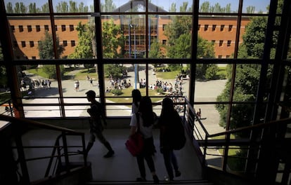 Alumnos dentro del campus de la Universidad Rey Juan Carlos en Vicálvaro, en Madrid.