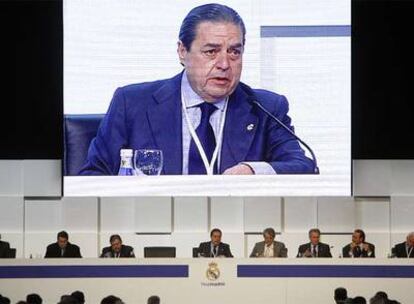 El presidente del Real Madrid, Vicente Boluda, habla a los socios durante la asamblea de ayer.