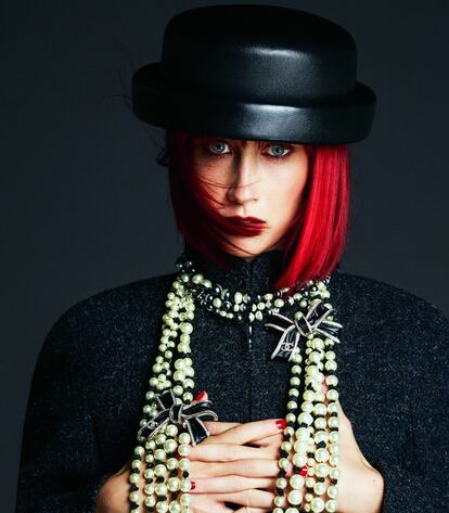 Ingrid García-Jonsson lleva abrigo, sombrero de cuero y collares de perlas con lazos de esmalte, todo de CHANEL.