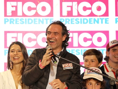 El candidato presidencial colombiano, Federico Gutiérrez, celebra en Bogotá, el 13 de marzo de 2022.