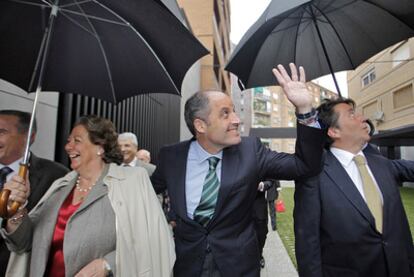 La alcaldesa de Valencia, Rita Barberá, y el presidente de la Generalitat, Francisco Camps, ayer en la visita a las instalaciones de Eresa.