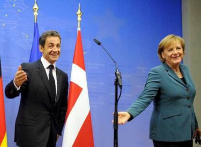 El presidente francés, Nicolas Sarkozy, y la canciller alemana, Angela Merkel, comparecen ante la prensa en Bruselas.