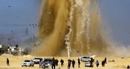 Un grupo de palestinos corren tras un ataque aéreo israelí al norte de la Franja de Gaza (Palestina).
