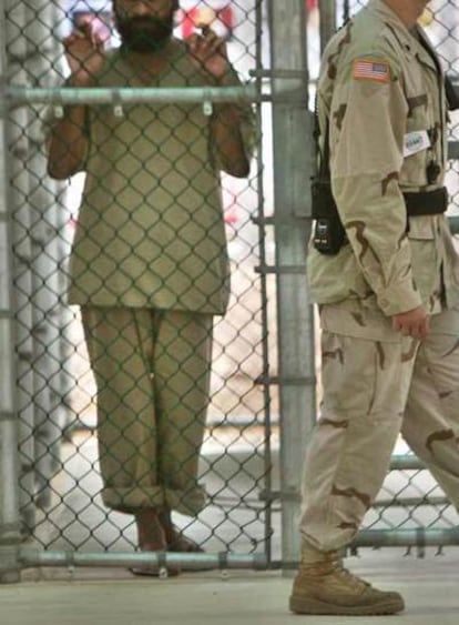 Un militar estadounidense vigila a los detenidos en la base  de Guantánamo.