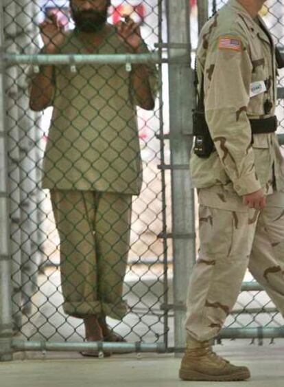 Un militar estadounidense vigila a los detenidos en la base de Guantánamo.
