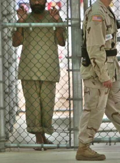 Un militar estadounidense vigila a los detenidos en la base  de Guantánamo.