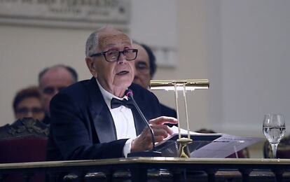 Chirino lee su discurso de ingreso en la Academia de Bellas Artes.