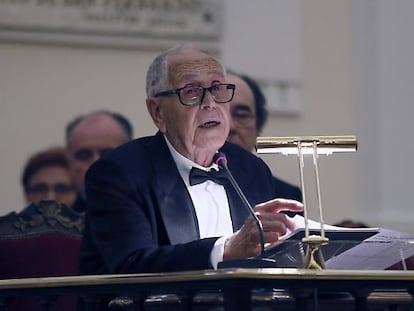 Chirino lee su discurso de ingreso en la Academia de Bellas Artes.