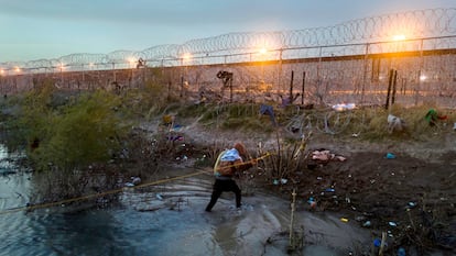 Un migrante intenta cruzar por Río Grande en Texas.