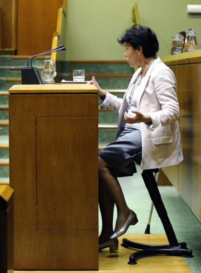 Isabel Celaá, durante su intervención en el Pleno de ayer en la Cámara vasca.